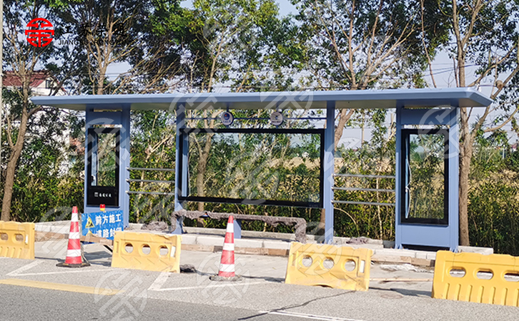 智能候車亭的安裝任務(wù)由廠家專業(yè)的安裝隊(duì)完成