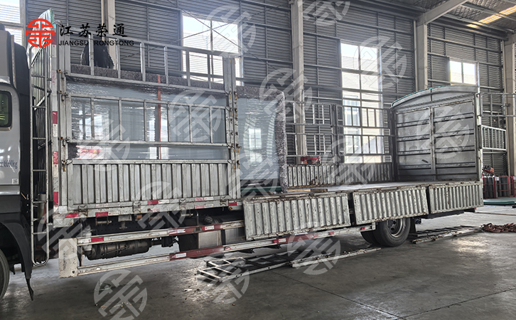 智能候車(chē)亭廠家正在給產(chǎn)品裝車(chē)發(fā)貨 智能候車(chē)亭廠家正在給產(chǎn)品裝車(chē)發(fā)貨