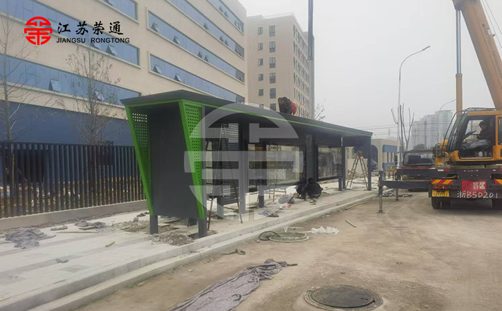 浙江杭州智能公交站臺(tái)安裝完畢，調(diào)試中