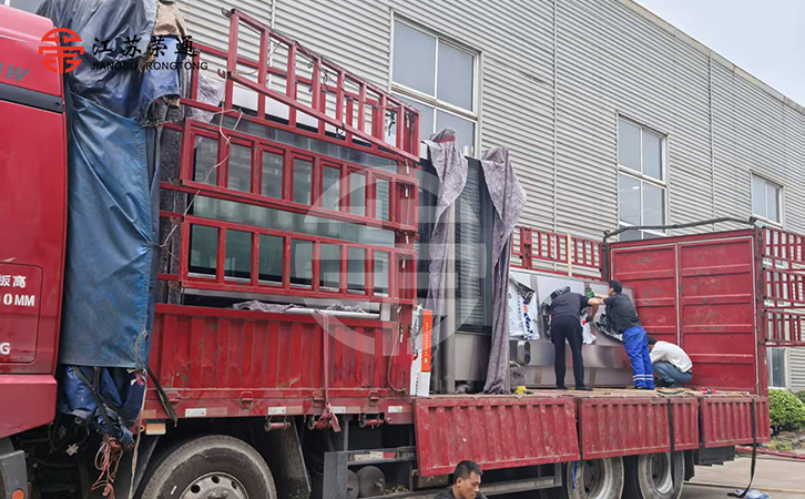 公交站臺廠家正在為不銹鋼公交站臺包裝發(fā)貨 公交站臺廠家正在為不銹鋼公交站臺包裝發(fā)貨